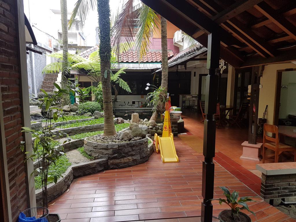 Peye Guesthouse Malang Eksteriør bilde
